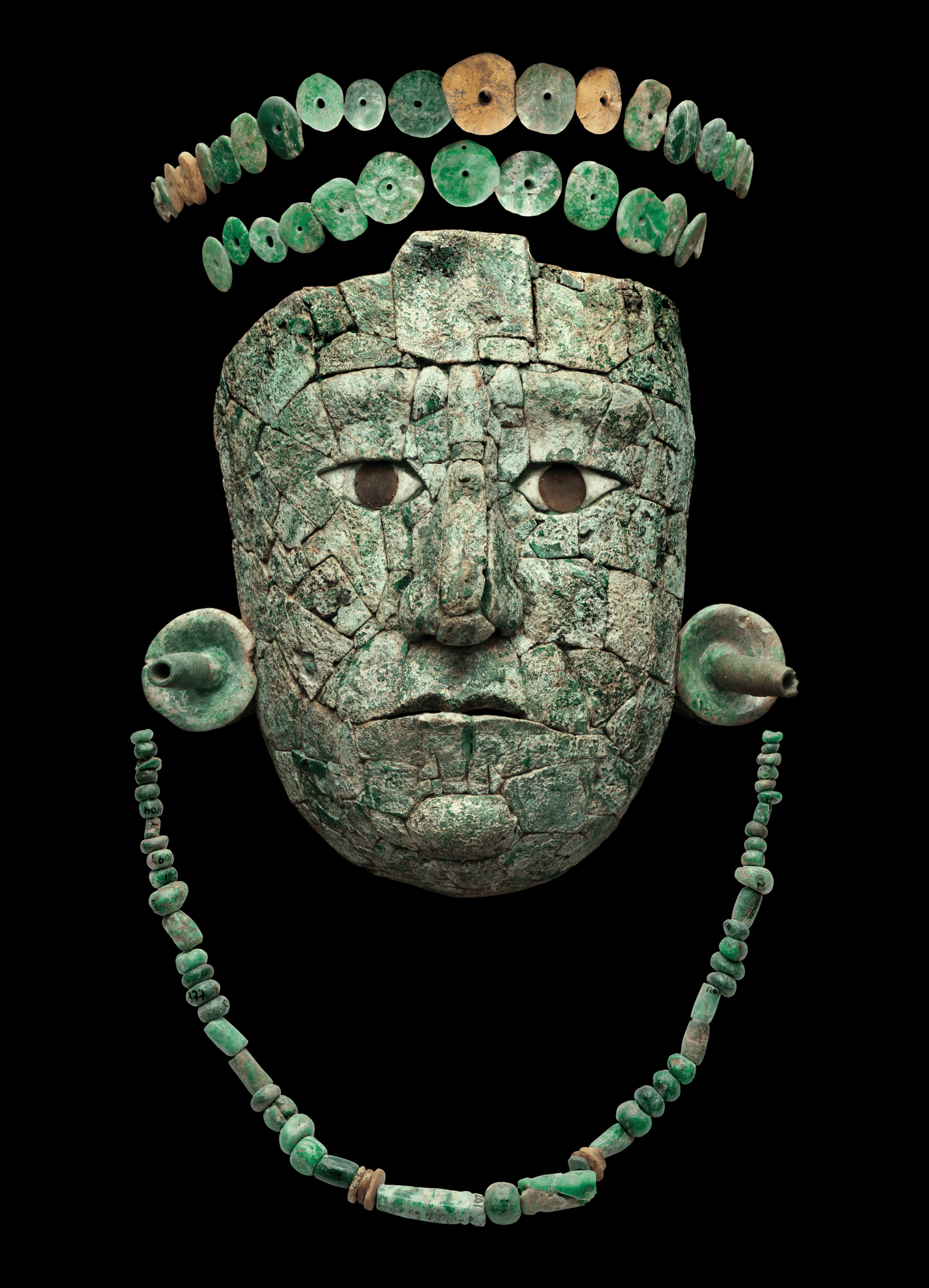 Máscara funeraria con orejeras
