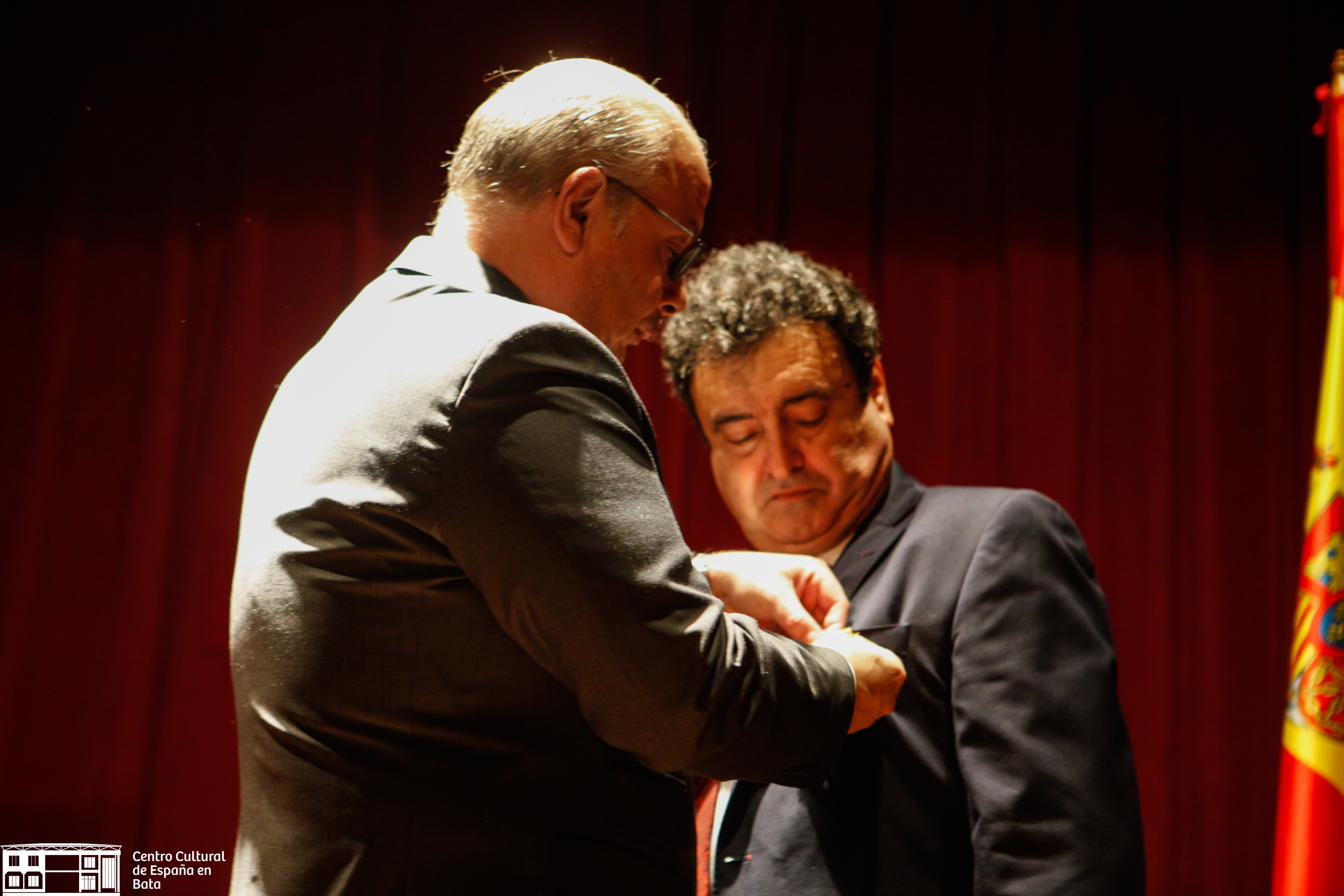 Ceremonia de condecoracin al Director del CCEBata